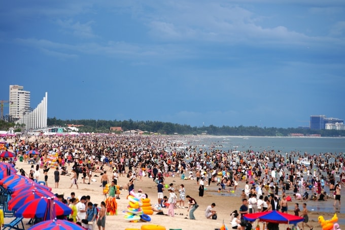 Du khách tại bãi biển Vũng Tàu. Ảnh: Sun Group