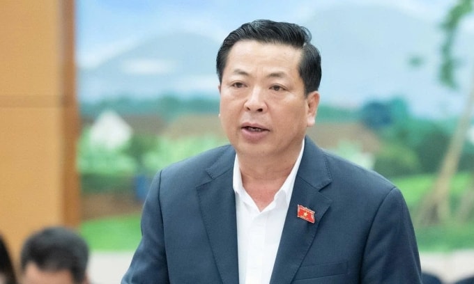 Bộ trưởng Xây dựng Trần Hồng Minh trình bày chủ trương đầu tư cảng hàng không quốc tế Gia Bình chiều 6/11. Ảnh: Cổng TTĐT Quốc hội