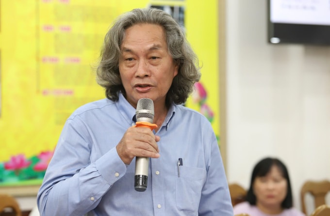 GS.TS Nguyễn Xuân Tiên, Chủ tịch Hội Mỹ thuật TP HCM, phát biểu tại toạ đàm sáng 6/11. Ảnh: An Phương