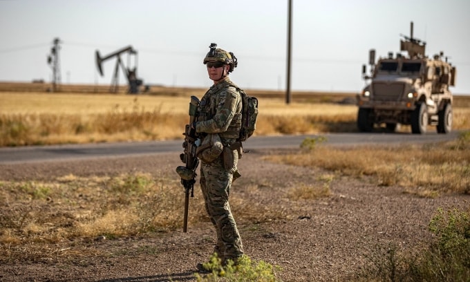 Binh sĩ Mỹ tuần tra gần các giếng dầu tại thị trấn al-Qahtaniyah, đông bắc Syria tháng 6/2023. Ảnh: AFP