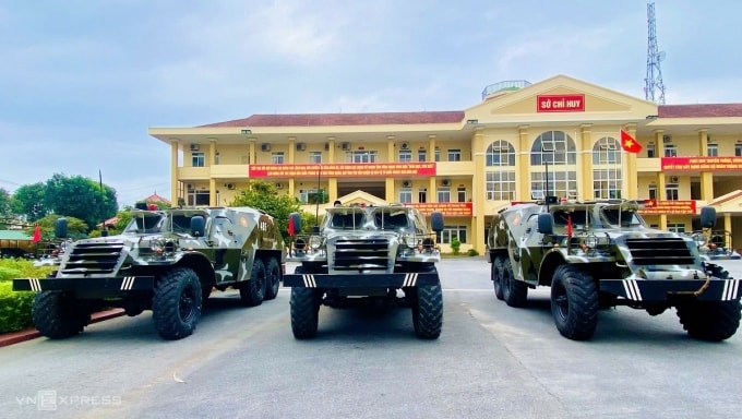 Các xe thiết giáp tập kết ở Sở chỉ huy tiền phương chống bão số 13 ở Bộ Chỉ huy Quân sự tỉnh Quảng Ngãi. Ảnh: Trọng Quốc