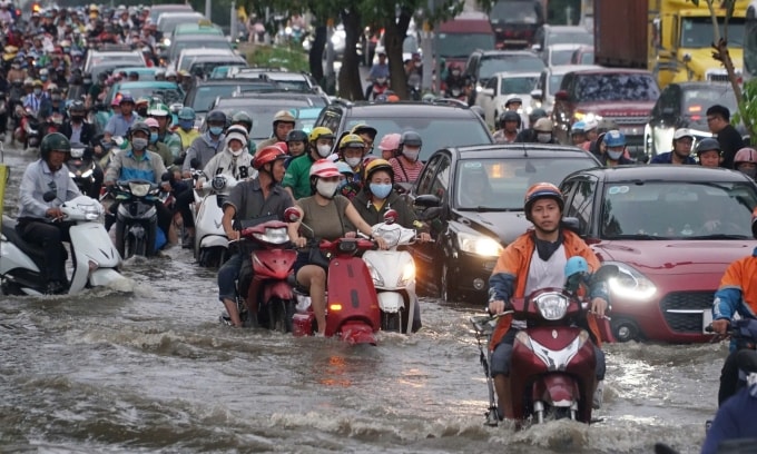 Nước dâng gần nửa mét khiến tuyến đường Huỳnh Tấn Phát (quận 7 cũ) khiến giao thông khu vực này rối loạn, chiều 5/11. Ảnh: Quỳnh Trần