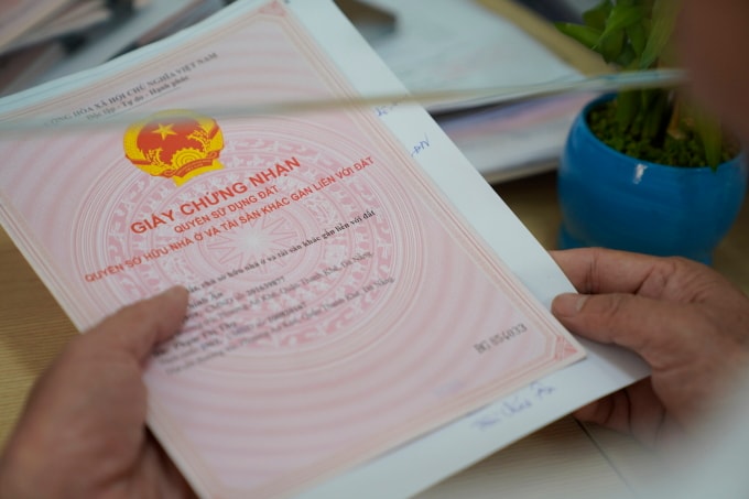 Bộ Xây dựng đề xuất tăng mức phạt chủ đầu tư chậm làm sổ hồng cho cư dân. Ảnh: Nguyễn Đông