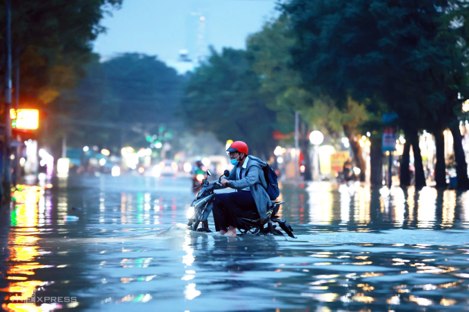 Học sinh di chuyển trên đường Đặng Thuỳ Trâm, phường Bình Lợi Trung (quận Bình Thạnh cũ), chiều 5/11. Ảnh: Tuấn Việt