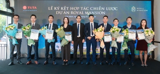 Đại diện của TUTA và 21 đơn vị phân phối tại sự kiện ký kết. Ảnh: TUTA