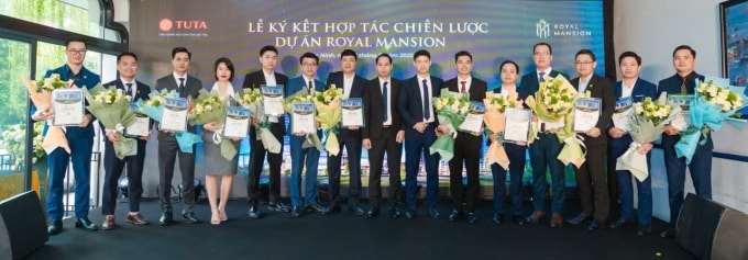 Trao chứng nhận đại lý phân phối dự án Royal Mansion. Ảnh: TUTA