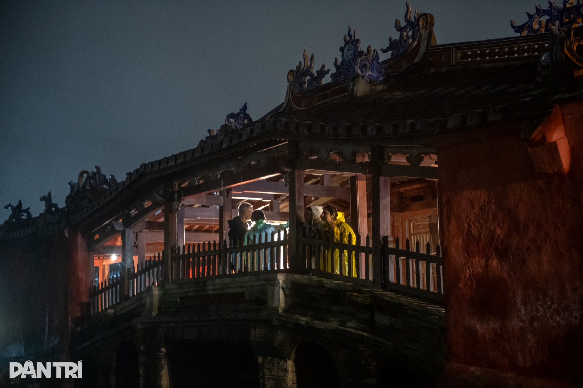 Phố cổ Hội An vắng lặng lạ thường trước bão số 13 - 6