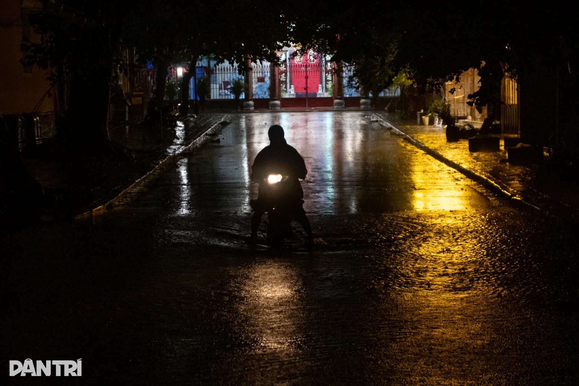 Phố cổ Hội An vắng lặng lạ thường trước bão số 13 - 13