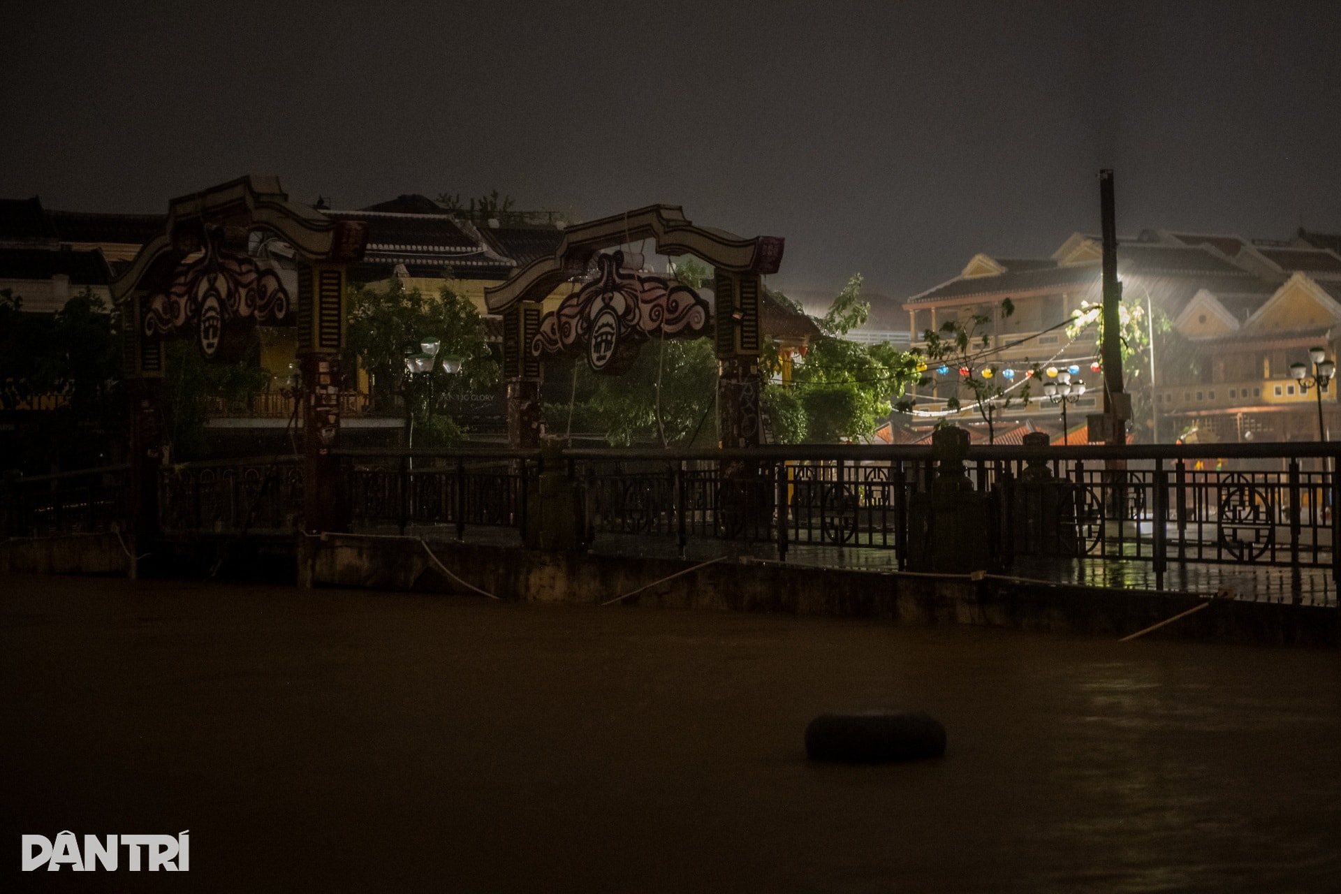 Phố cổ Hội An vắng lặng lạ thường trước bão số 13 - 12