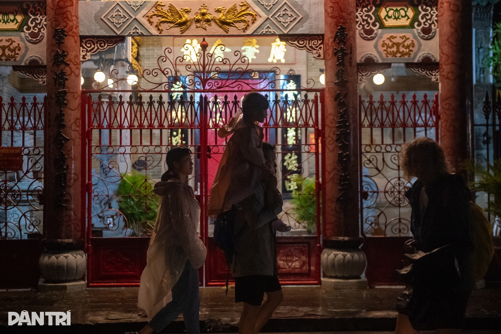 Phố cổ Hội An vắng lặng lạ thường trước bão số 13 - 7