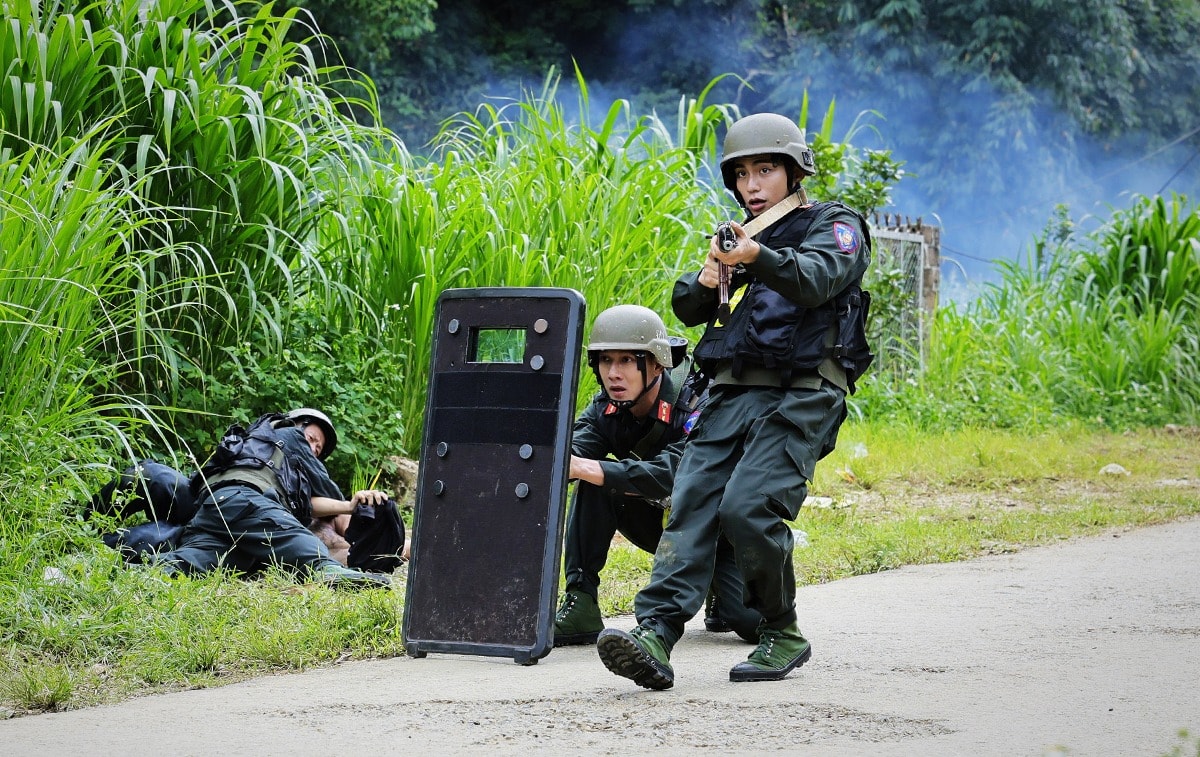 Các sao nam nhập vai khống chế đối tượng vận chuyển, buôn bán ma túy