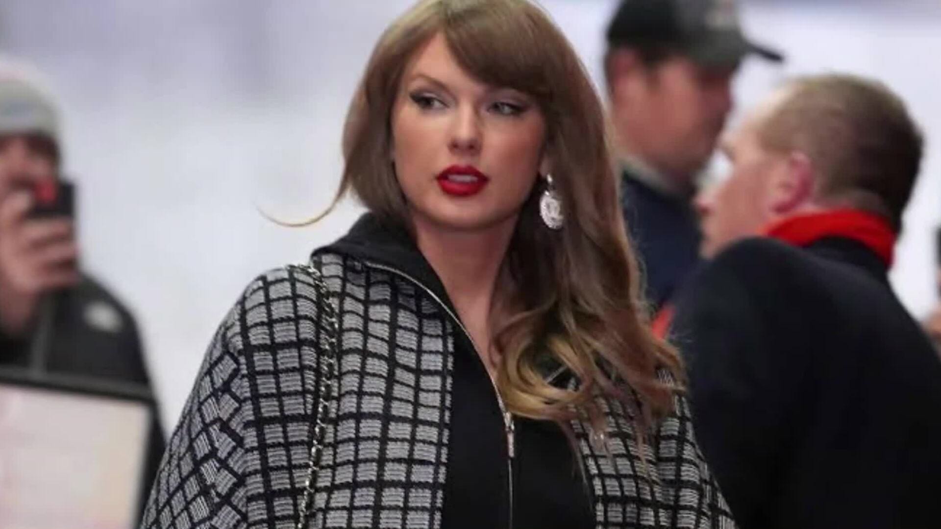 Taylor Swift dát cả bộ Chanel đi xem thi đấu bóng bầu dục