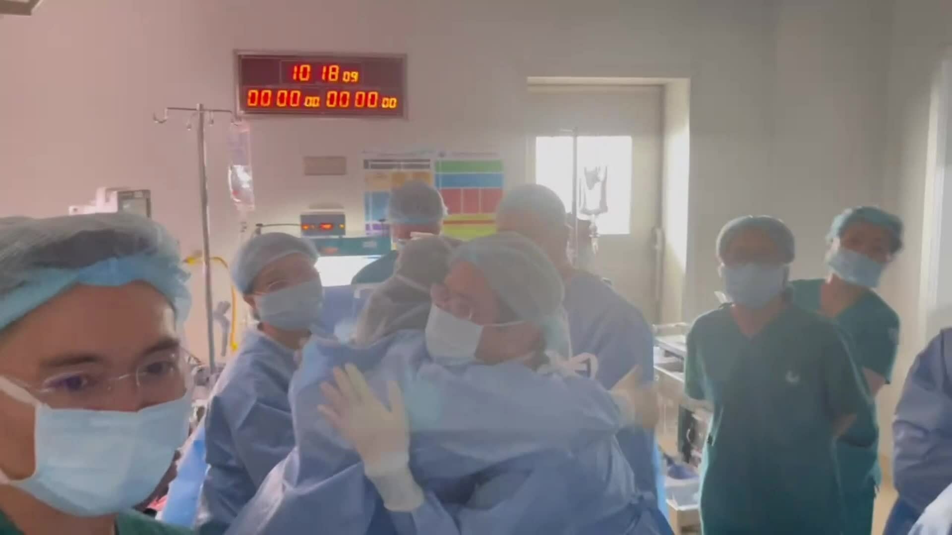 Y bác sĩ ôm chầm nhau khi can thiệp tim thành công cho bà bầu Singapore