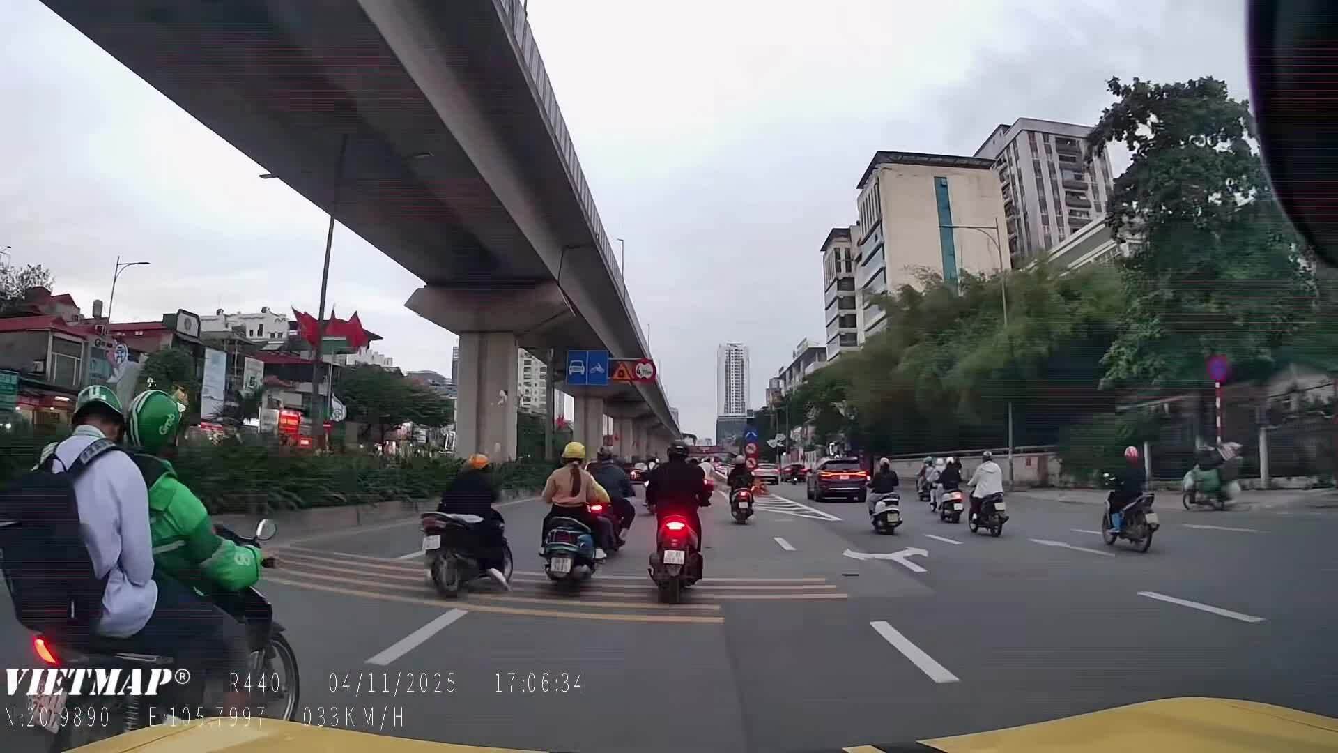 Xô ngã cô gái đi xe máy, nam thanh niên phóng xe vút đi