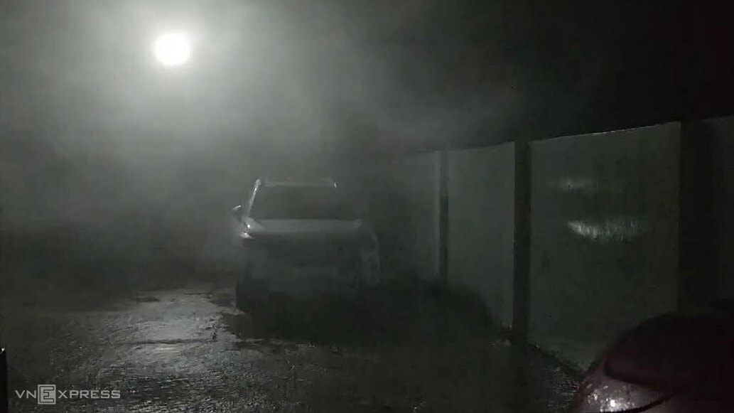 Bão Kalmaegi quật vỡ kính khách sạn, hàng loạt cây xanh gãy đổ