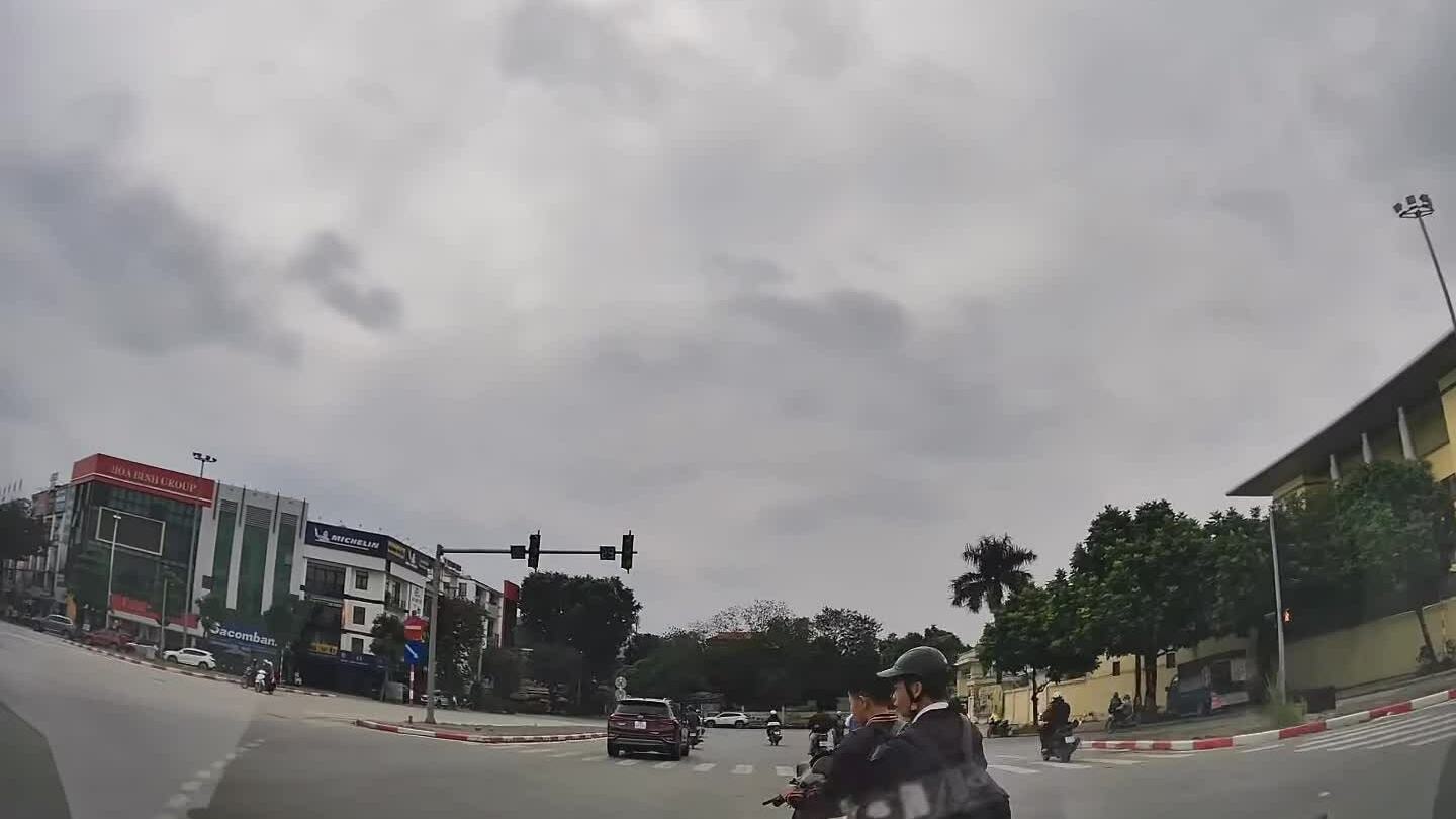 Hai học sinh phóng xe điện tạt ngang đầu ôtô