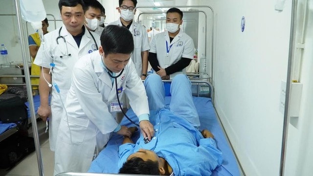 Người đàn ông suýt mất mạng vì vi khuẩn hiếm gặp trong bùn đất sau lũ - Ảnh 2.