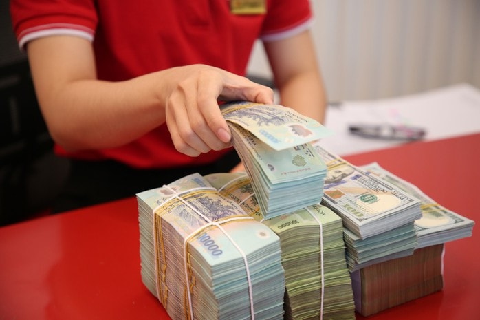 Nhiều ngân hàng tăng lãi suất tiết kiệm , cuộc đua lãi suất nóng lên - Ảnh 1.