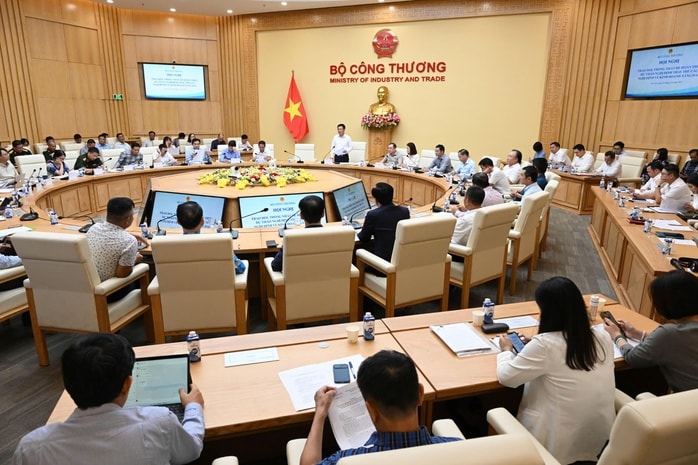 Bộ Công Thương tổ chức Hội nghị trao đổi, thống nhất để hoàn thiện dự thảo Nghị định kinh doanh xăng dầu Bộ Công Thương tổ chức Hội nghị trao đổi, thống nhất để hoàn thiện dự thảo Nghị định kinh doanh xăng dầu