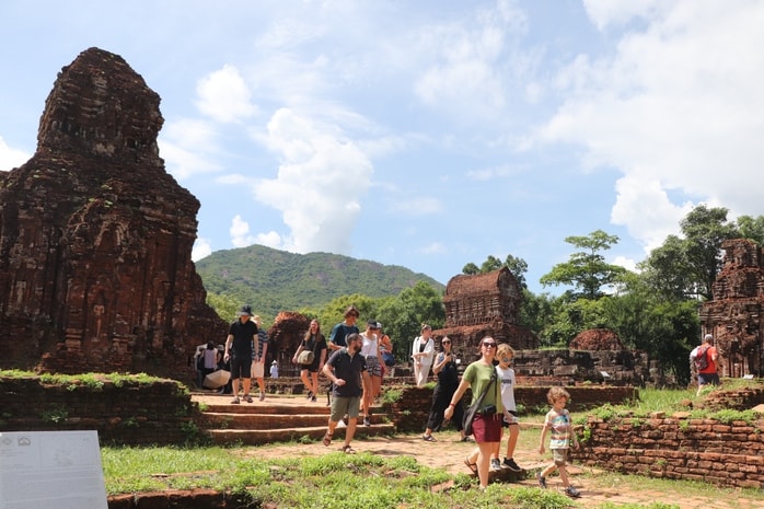 Nhiều chương trình khuyến mãi cho khách đoàn tham quan Mỹ Sơn - Ảnh 1.