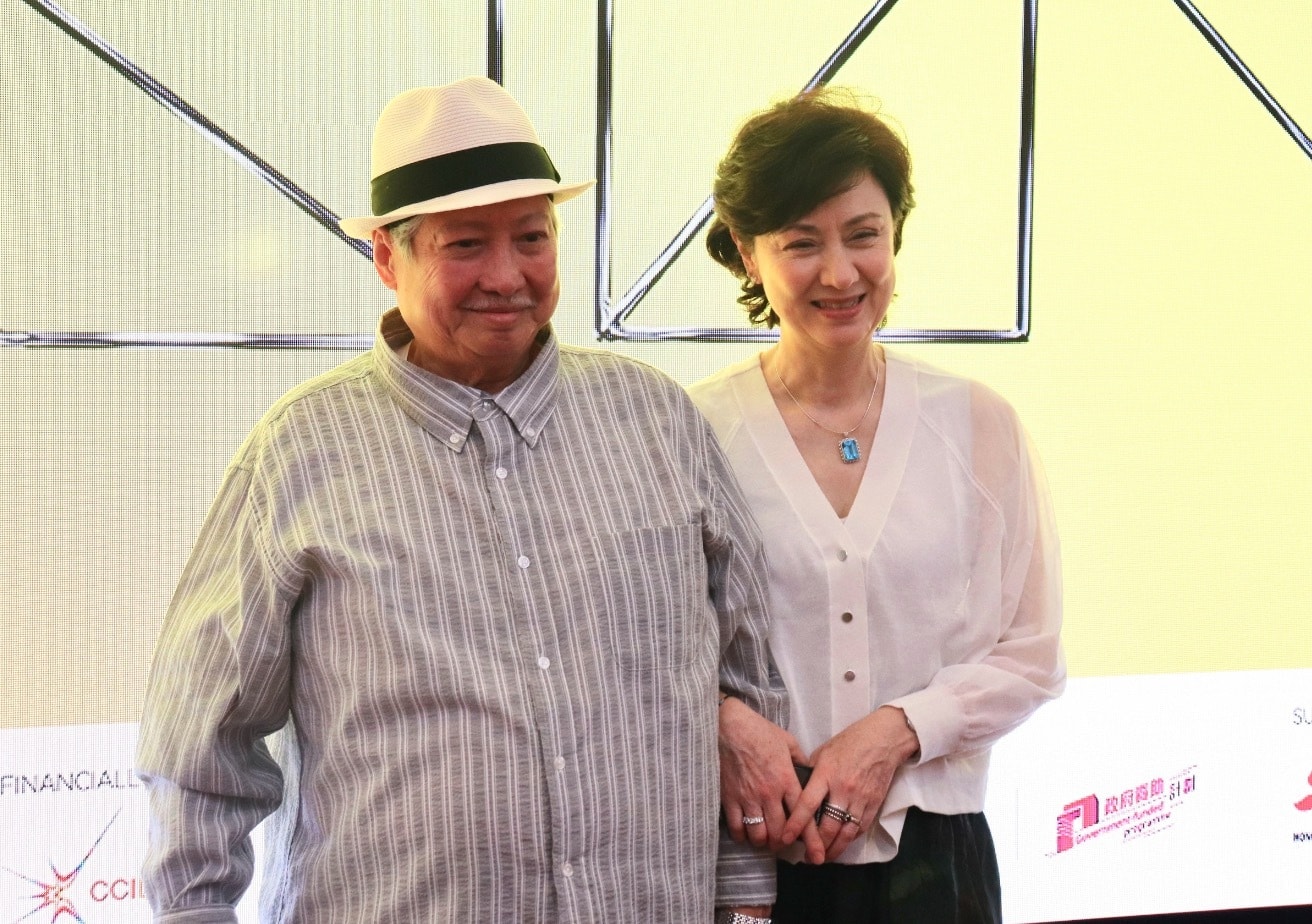 Hồng Kim Bảo sát cánh bên bà xã hoa hậu.