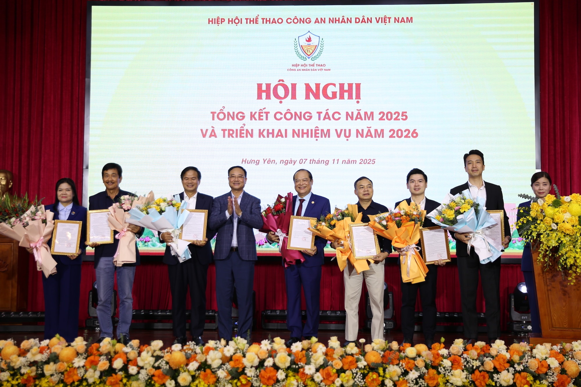 Ông Đỗ Vinh Quang, PCT HĐQT Tập đoàn T&T Group (thứ hai, từ phải qua) được trở thành Uỷ viên Ban chấp hành Hiệp hội Thể thao CAND.