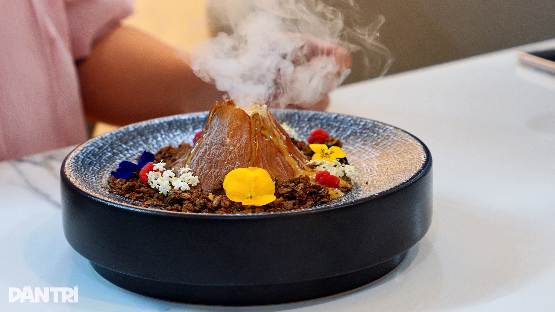 Tiệm bánh TPHCM gây sốt vì món núi lửa phun trào, có loại chỉ 5 phần/ngày - 2