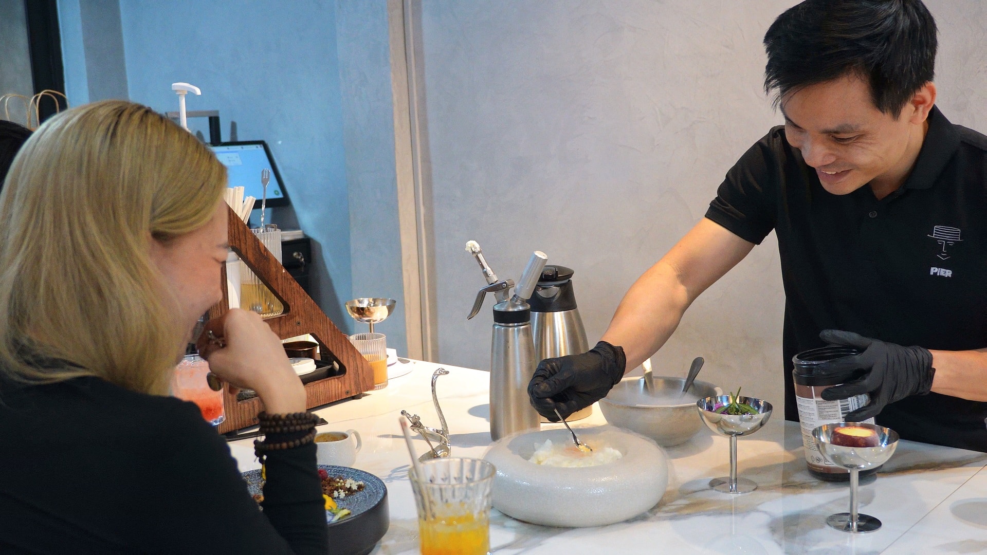 Tiệm bánh TPHCM gây sốt vì món núi lửa phun trào, có loại chỉ 5 phần/ngày - 10