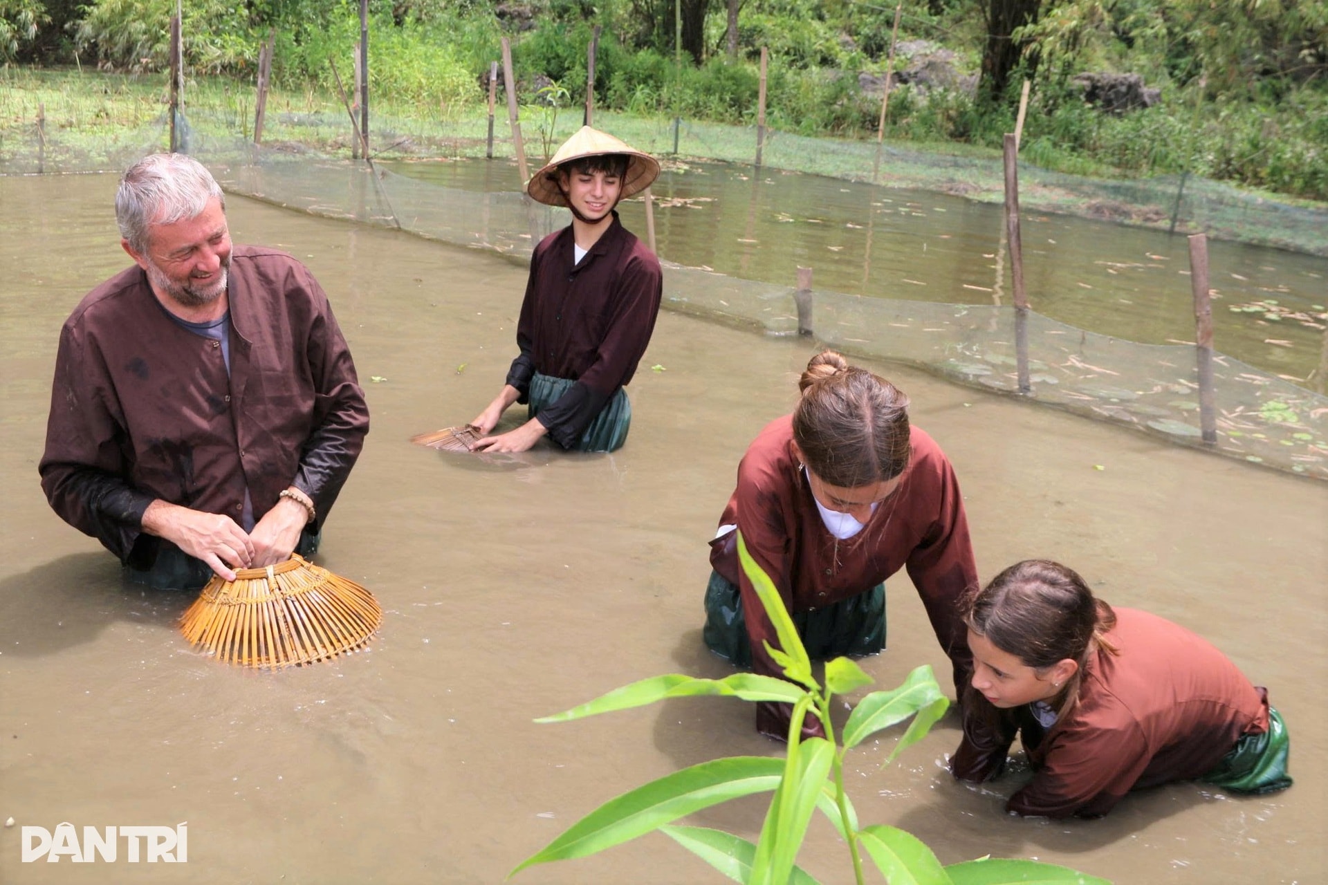 Khách Tây chi tiền triệu để cưỡi trâu, cấy lúa ở Ninh Bình - 7 Khách Tây chi tiền triệu để cưỡi trâu, cấy lúa ở Ninh Bình - 7
