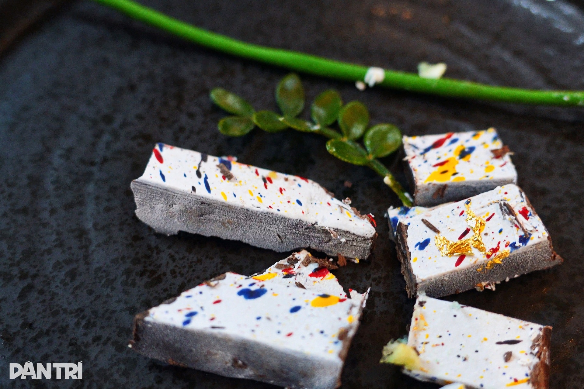 Tiệm bánh TPHCM gây sốt vì món núi lửa phun trào, có loại chỉ 5 phần/ngày - 9