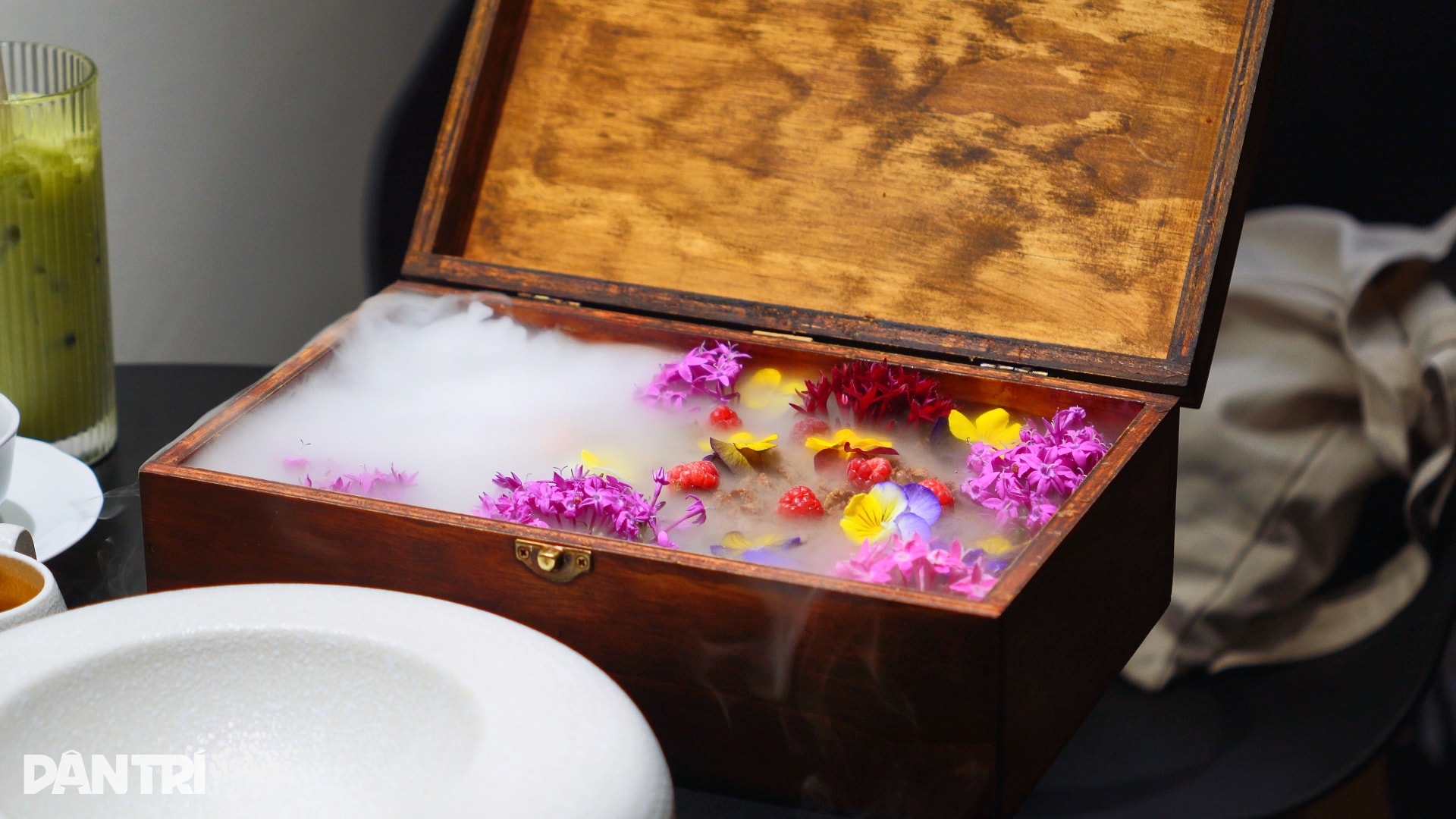 Tiệm bánh TPHCM gây sốt vì món núi lửa phun trào, có loại chỉ 5 phần/ngày - 4