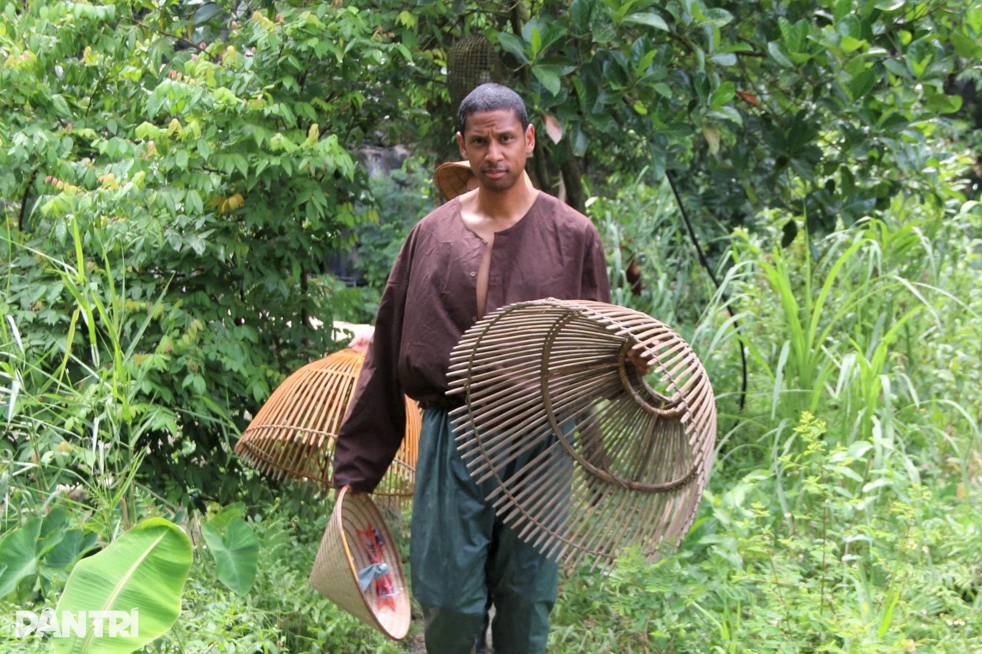 Khách Tây chi tiền triệu để cưỡi trâu, cấy lúa ở Ninh Bình - 6 Khách Tây chi tiền triệu để cưỡi trâu, cấy lúa ở Ninh Bình - 6