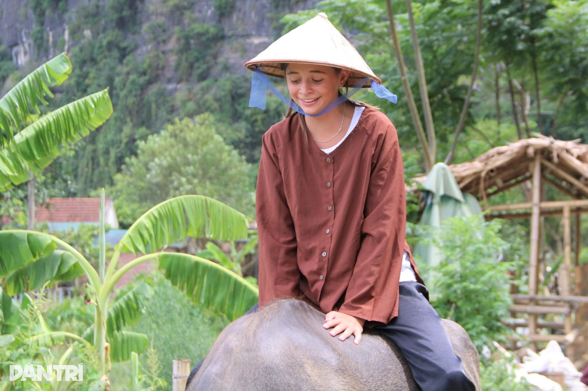 Khách Tây chi tiền triệu để cưỡi trâu, cấy lúa ở Ninh Bình - 5 Khách Tây chi tiền triệu để cưỡi trâu, cấy lúa ở Ninh Bình - 5