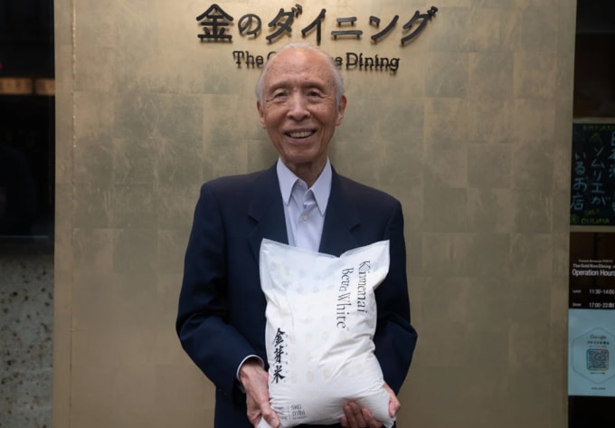 Sakai bên loại gạo đắt nhất thế giới do mình tạo ra. Ảnh: CNN