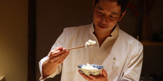 Đầu bếp người Nhật Kenichi Fujimoto ăn thử cơm được nấu từ loại gạo đắt nhất thế giới. Ảnh: CNN