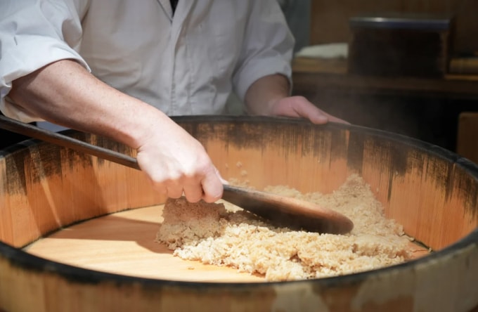 Đầu bếp đang trộn gạo nguyên cám với loại gạo đắt nhất hành tinh để làm món sushi. Ảnh: CNN