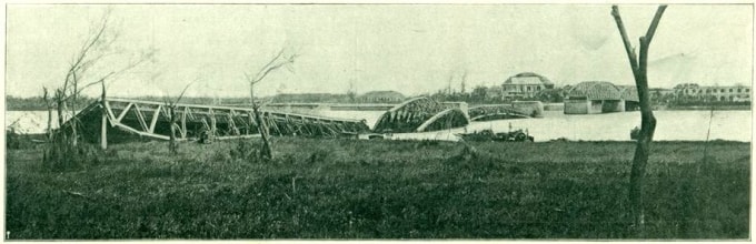 Cơn bão Giáp Thìn 1904 đã làm sập 4 vài cầu Trường Tiền xuống sông Hương. Ảnh: J. Pannier