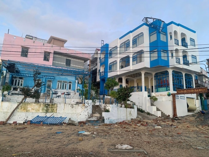 Khách sạn ở ven biển ở Nhơn Lý tan hoang. Ảnh: Chài Village Hotel
