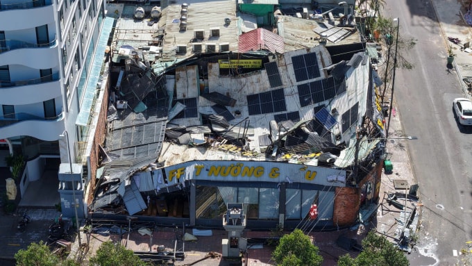 Chi nhánh buffet của anh Tân đổ nát sau cơn bão số 13. Ảnh: Thanh Tùng