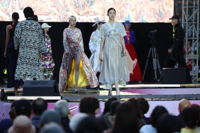 Một buổi trình diễn thời trang trên con đường Red Road. Ảnh: STO