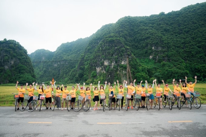Hoạt động team building đạp xe khám phá làng quê Ninh Bình.