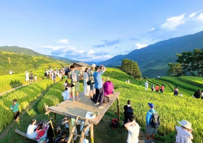 Khách đến Mù Căng Chải trải nghiệm ruộng bậc thang. Ảnh: Duyên Hải