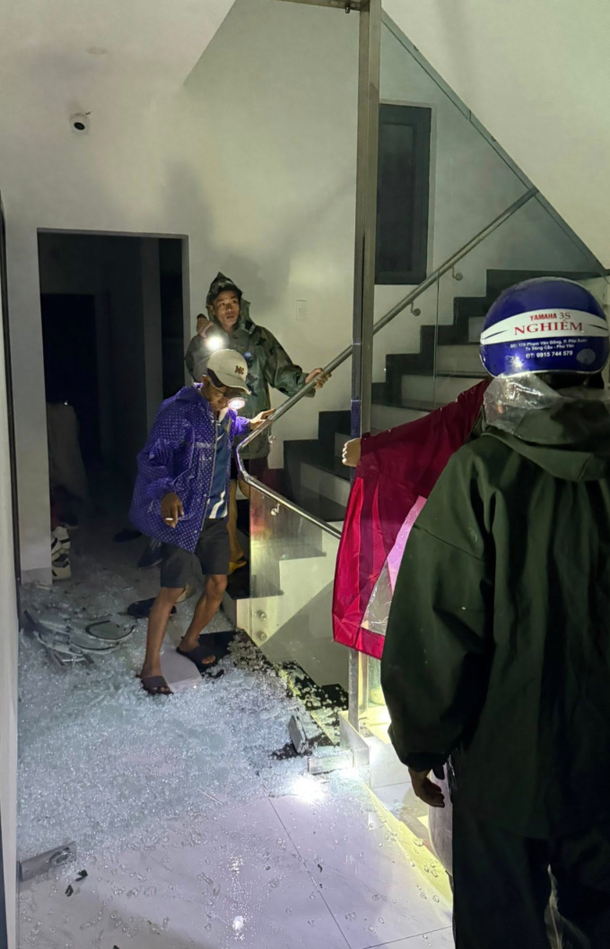 Kính rơi vỡ dọc hành lang khách sạn nơi chị Hà và gia đình tránh trú. Ảnh: Mỹ Hạnh