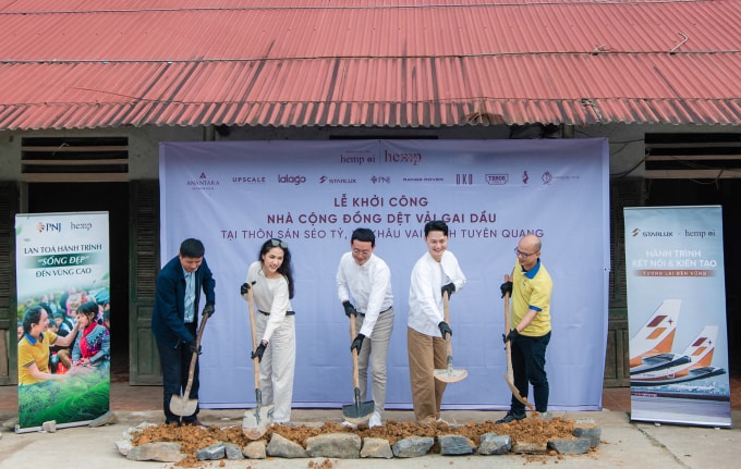 Đại diện PNJ cùng các đơn vị thực hiện nghi thức khởi công Nhà cộng đồng dệt vải gai dầu. Ảnh: Ban tổ chức