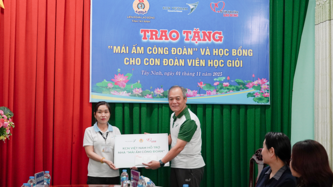 Đại diện doanh nghiệp trao kinh phí hỗ trợ xây sửa nhà Mái ấm công đoàn cho bà Nguyễn Thị Kim Chi (tỉnh Tây Ninh). Ảnh: Tập đoàn KCN Việt Nam