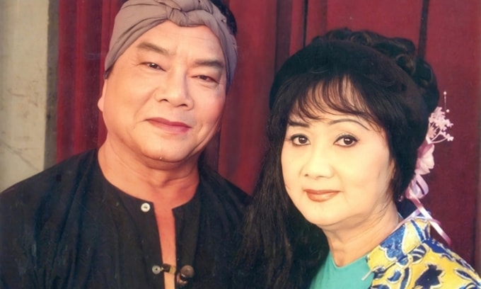 Trang Bích Liễu bên chồng - nghệ sĩ Thanh Tú ở hậu trường sân khấu. Ảnh: Thanh Hiệp