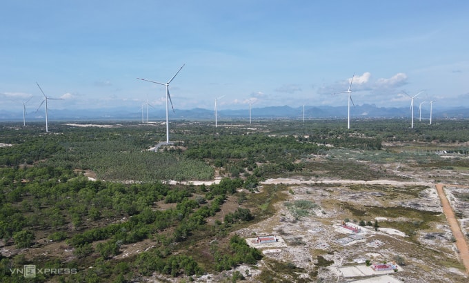 Điện gió được xây dựng ven biển tỉnh Quảng Trị. Ảnh: Đắc Thành