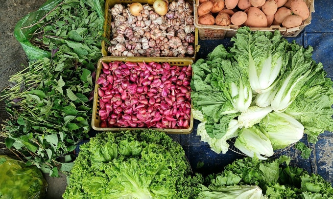 Lượng rau xanh về chợ tại sạp của bà Hạnh ở Xóm Mới, phường An Hội Đông giảm 30% so với tháng trước. Ảnh: Thi Hà