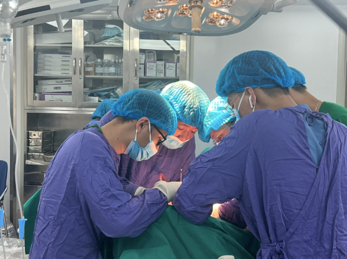 Các bác sĩ Bệnh viện Ung bướu Hà Nội phẫu thuật cho một bệnh nhân ung thư thận. Ảnh: Vũ Hương