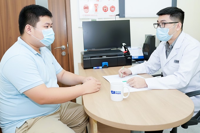 Bác sĩ Long đang tư vấn cho một người bệnh. Ảnh: Bệnh viện Đa khoa Tâm Anh